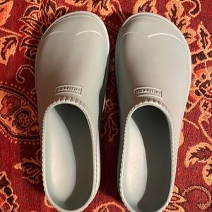 NWOT Hunter In/Out Bloom Clogs Ladies Size 6 Aqua